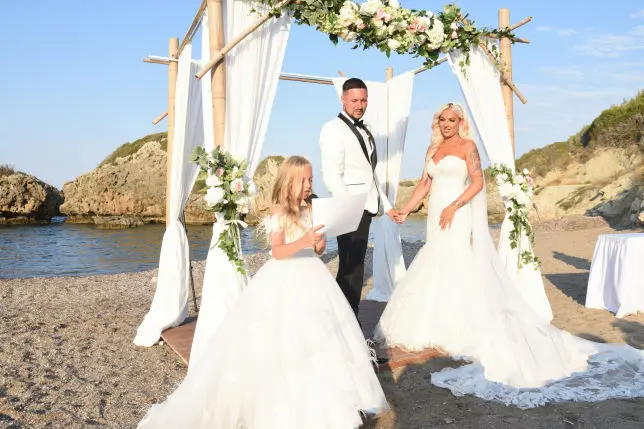 daughter reading a message at her mum and dads wedding